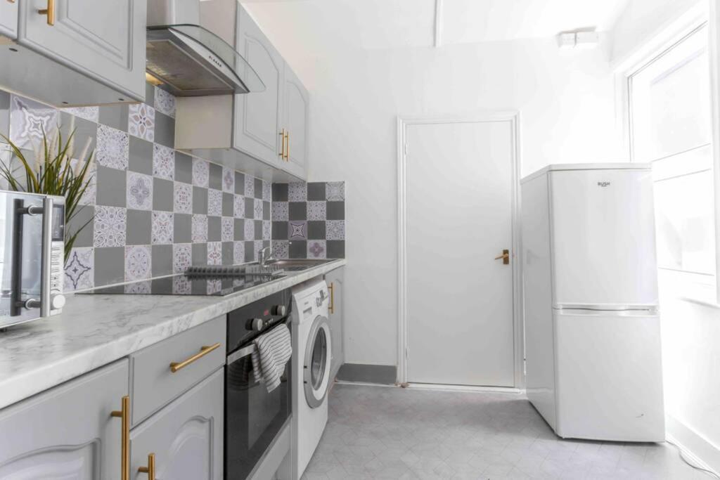 Contemporary 3 Bed House With Spacious Garden Close To Stratford Case de vacanță